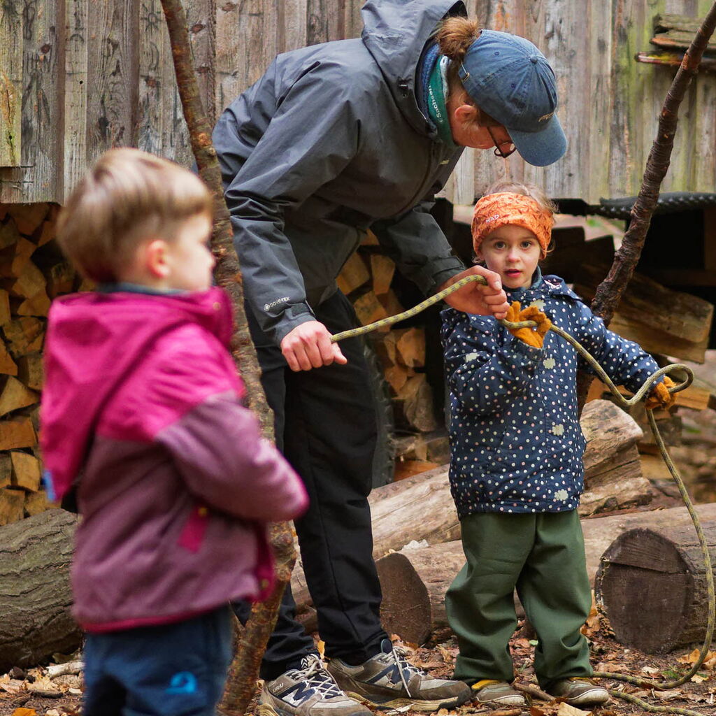 Gemeinsam spielende Kinder, kletterndes Kind